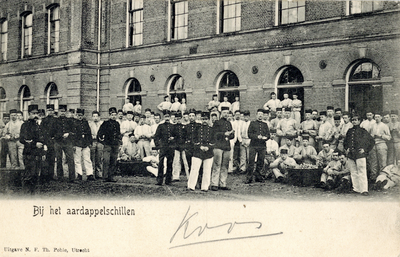 606692 Groepsportret met een aantal militairen bij de Infanteriekazerne (Mineurslaan 4) te Utrecht, tijdens het ...